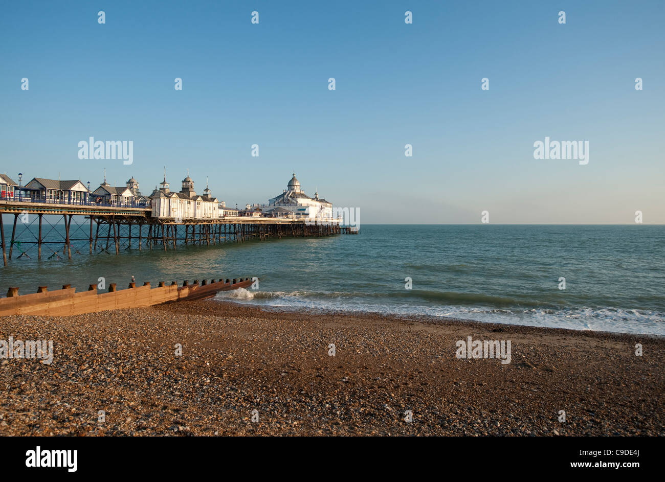 Eastbourne molo vittoriano in autunno la luce solare, East Sussex, Inghilterra Foto Stock