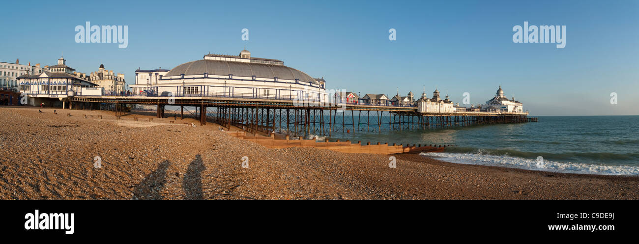 Vista panoramica di Eastbourne molo vittoriano, East Sussex, Inghilterra, Regno Unito con le ombre di due persone Foto Stock