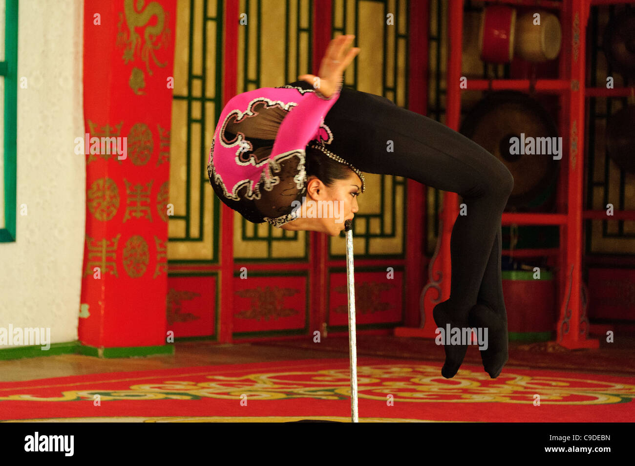 Contortionist ballerino del Tumen Ekh mongolian ensemble esegue in Ulan Bator. Foto Stock