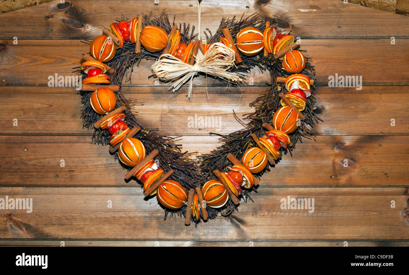 Spiced orange a forma di cuore decorazioni di Natale Foto Stock
