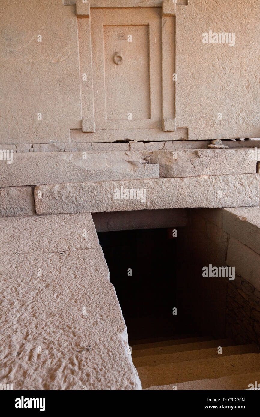 Ingresso della tomba della falsa porta a nord stele Campo in Aksum, l'Etiopia settentrionale, Africa. Foto Stock