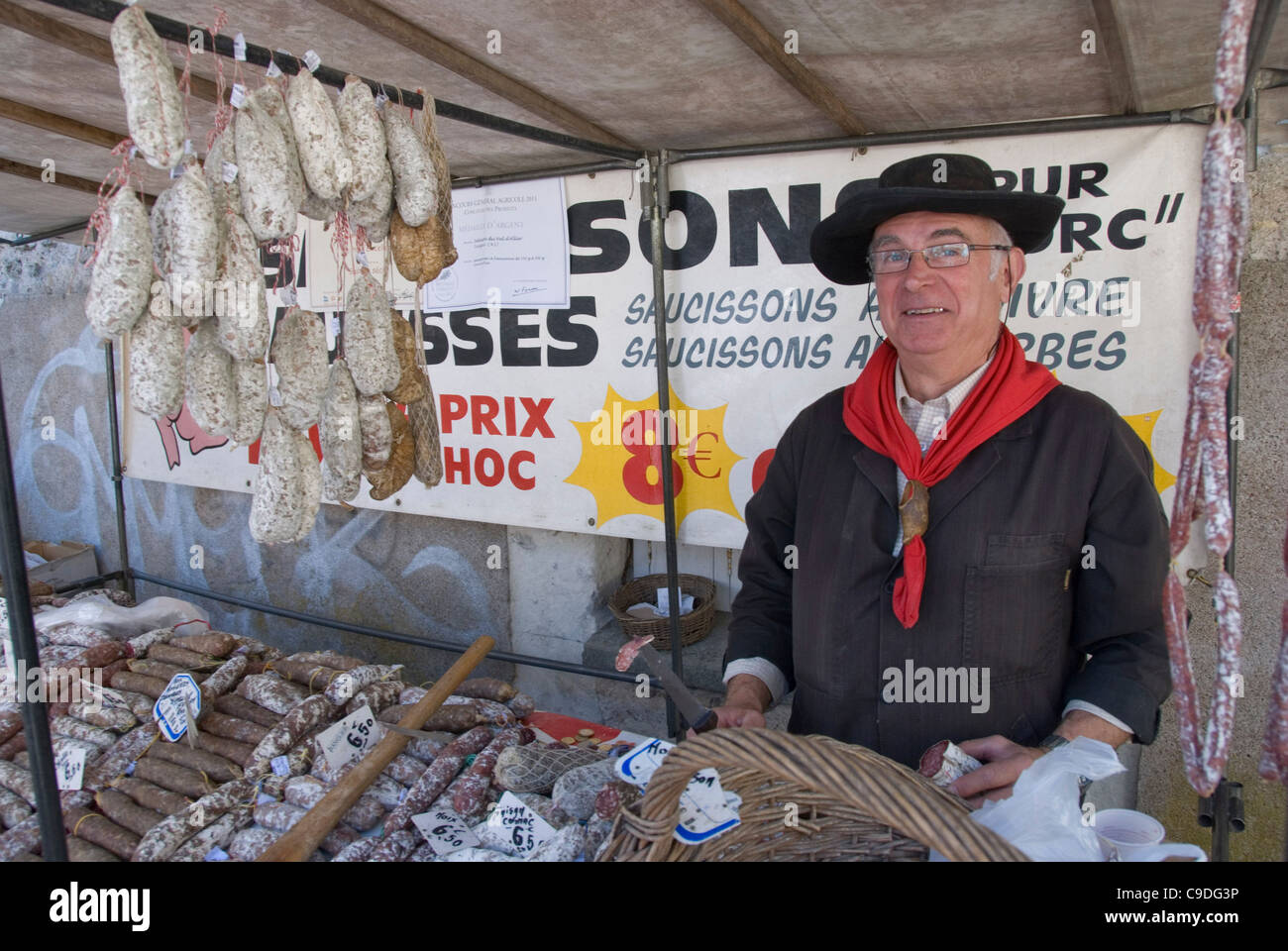 Salsiccia venditore nel mercato ad Amboise, Indre-et-Loire, Francia. Foto Stock