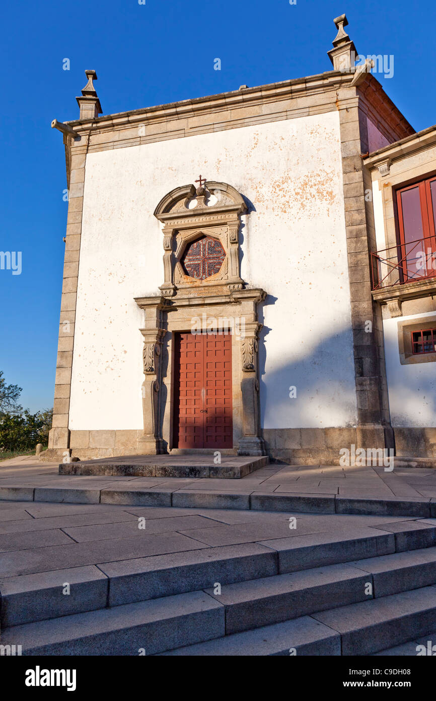 Nossa Senhora da Esperança cappella nella parete esterna del castello di Feira. Santa Maria da Feira, Portogallo. Foto Stock