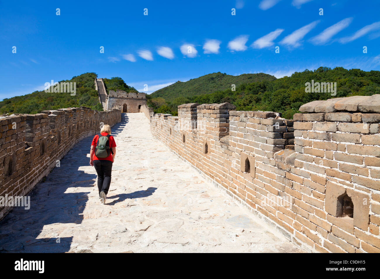 Donna passeggiate turistiche sulla Grande Muraglia della Cina, Sito Patrimonio Mondiale dell'UNESCO, Mutianyu, Distretto di Pechino, Cina, Asia Foto Stock