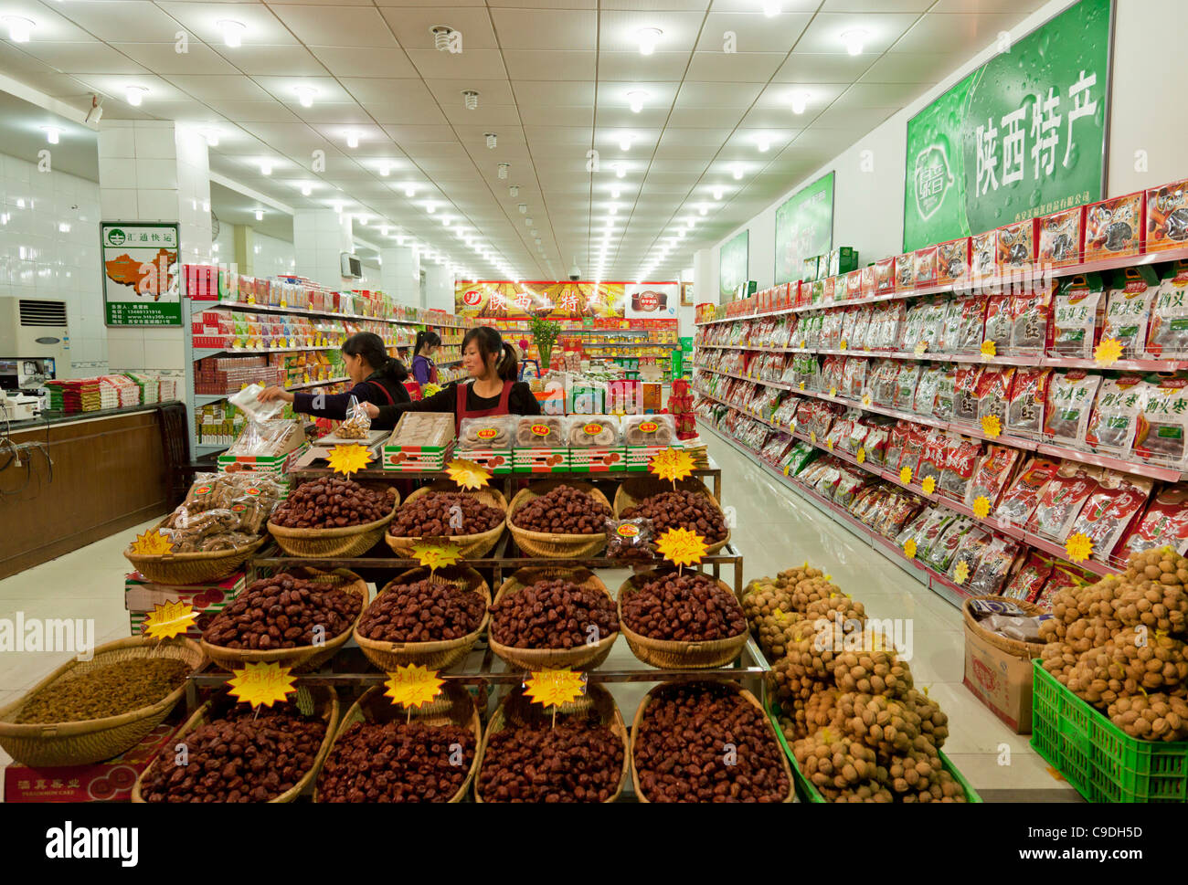 All'interno di un supermercato cinese di prodotti alimentari in vendita Xian Provincia di Shaanxi, PRC Repubblica Popolare di Cina e Asia Foto Stock