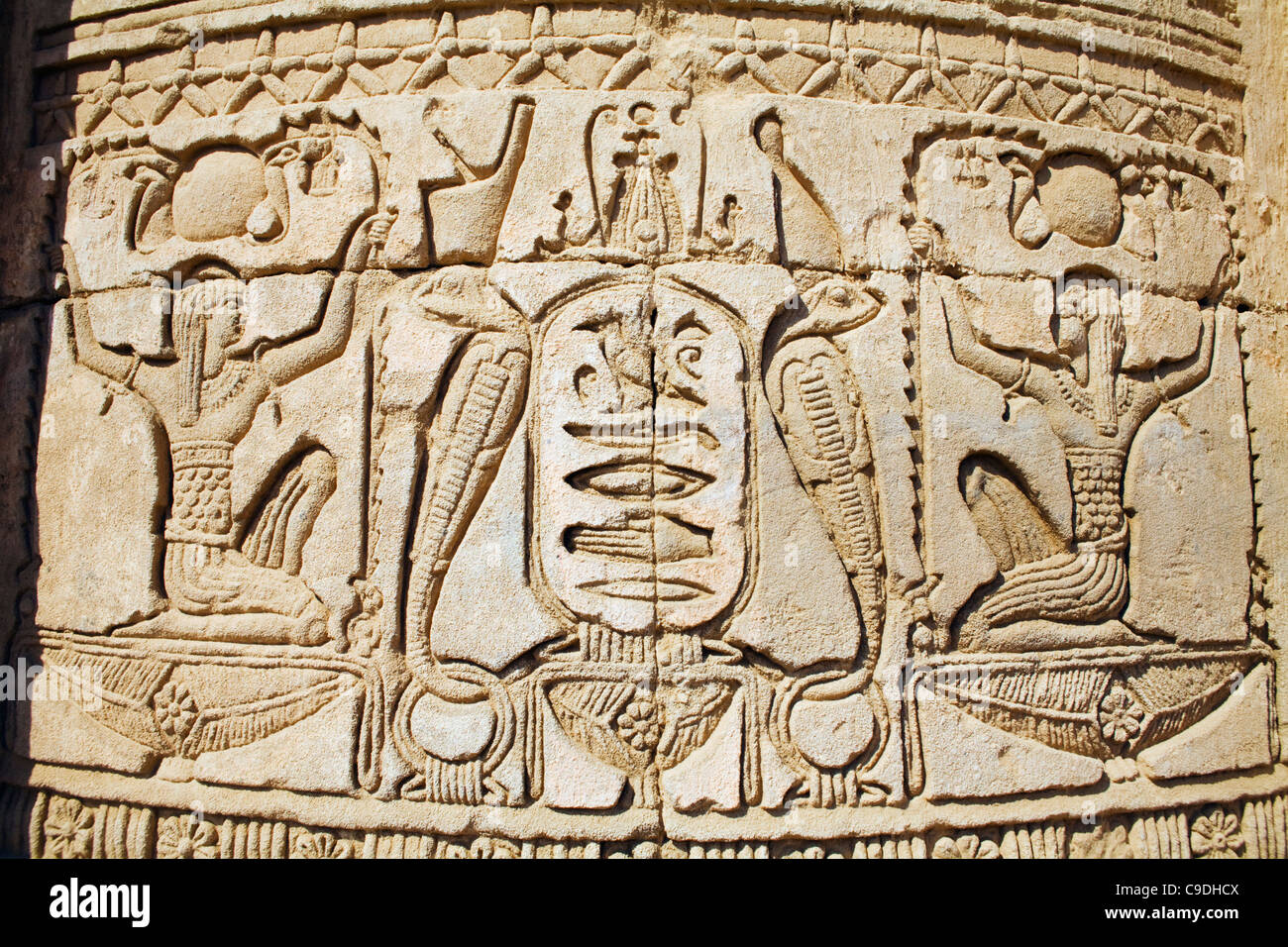Egitto, Dendera tempio complesso, dettaglio di rilievi scolpiti di Mammisi Romano Foto Stock