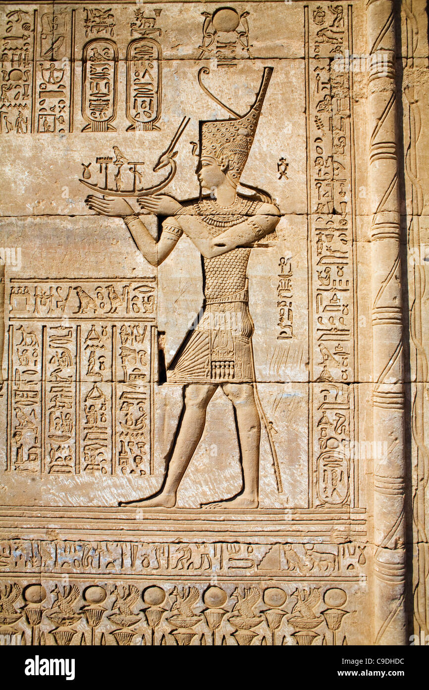 Egitto, Dendera tempio complesso, sollievo carving dell uomo in possesso di una barca, Mammisi Romano Foto Stock