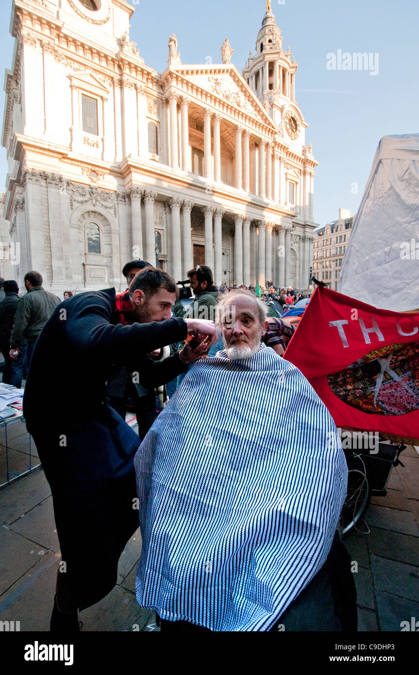 Il taglio di capelli a occupare Londra campeggio di protesta al di fuori di St Pauls Cathedral Londra centrale Foto Stock