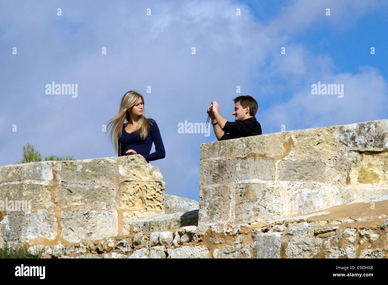 Turisti russi paio di scattare le foto nel castello di Bellver Palma de Maiorca Baleari Spagna Foto Stock