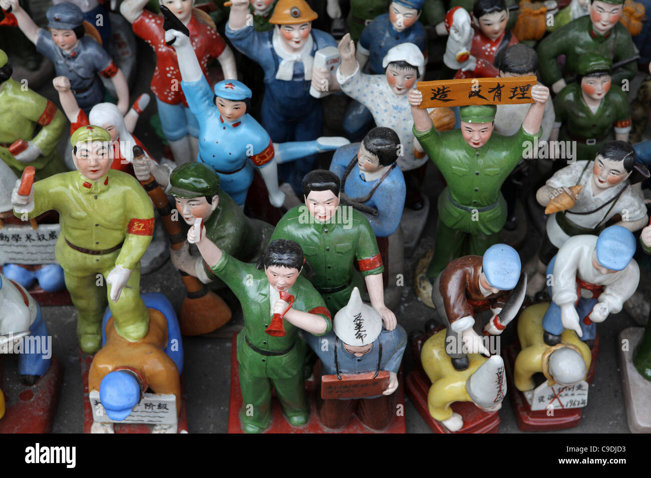 Grande folla di modello cinese di ceramica umana figure rivoluzionario per la vendita in Shanghai Street Market, Cina e Asia Foto Stock