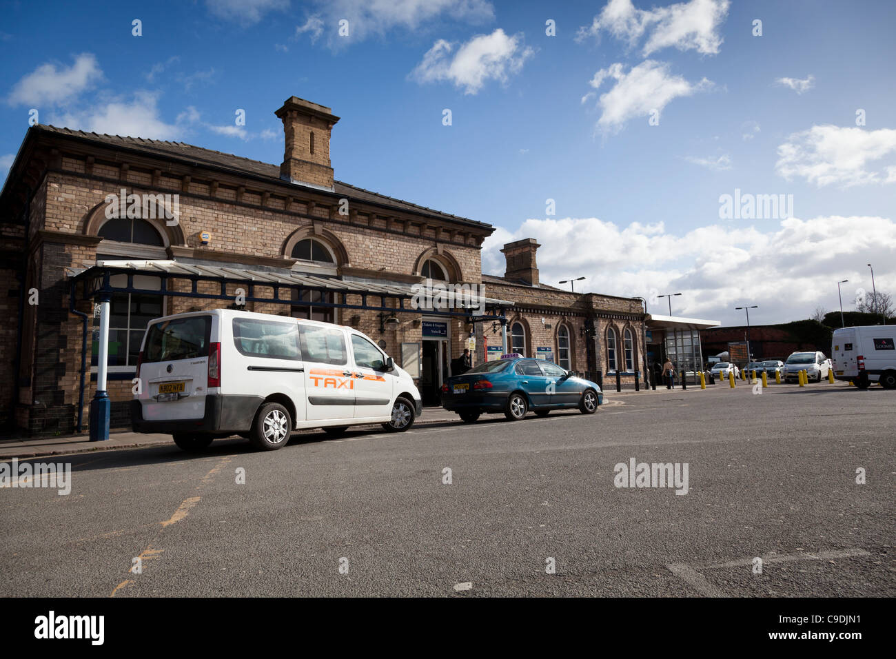 Strada di avvicinamento al di fuori della parte anteriore della Loughborough stazione ferroviaria. Foto Stock