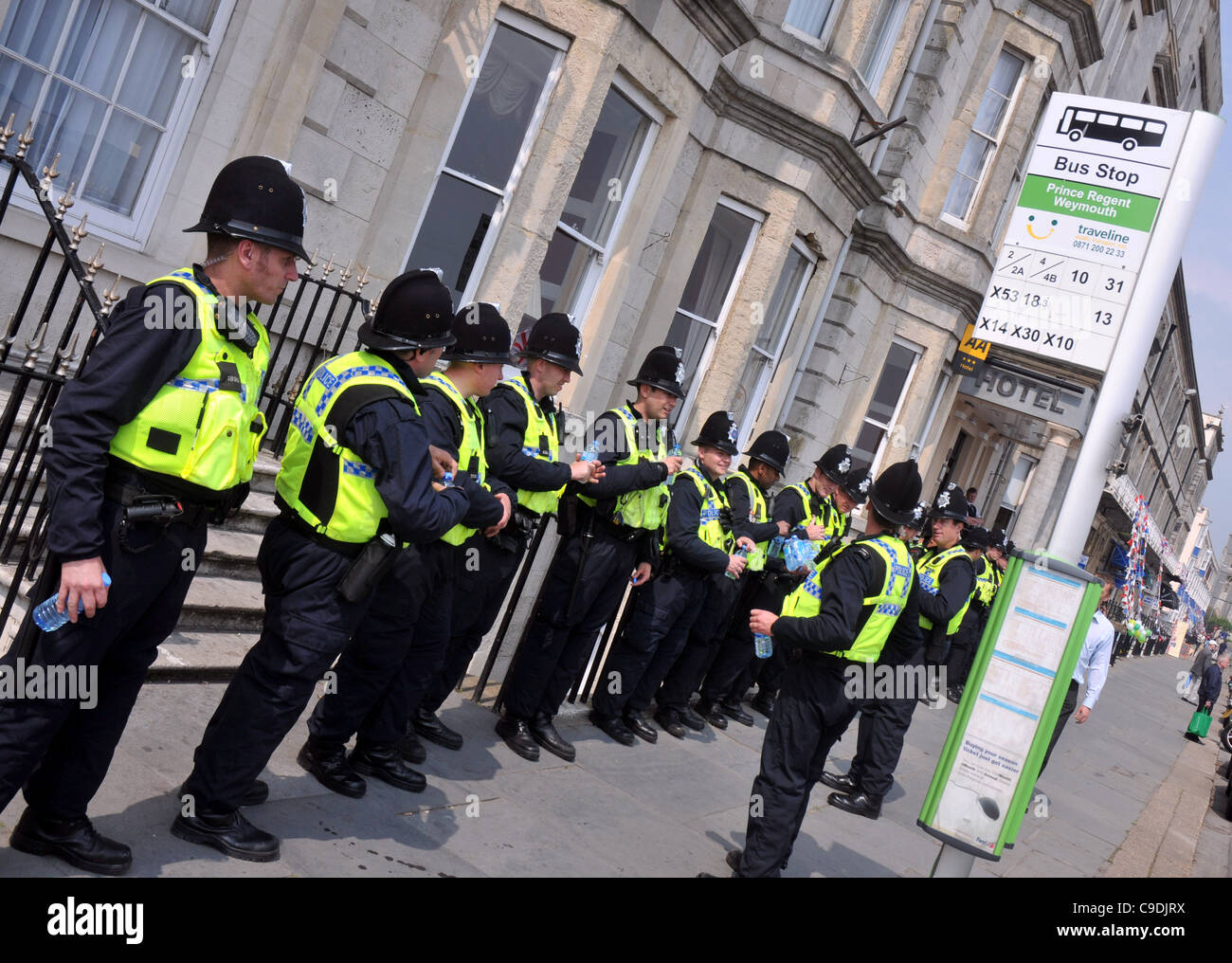 Poliziotti a una fermata bus, Gran Bretagna, Regno Unito Foto Stock