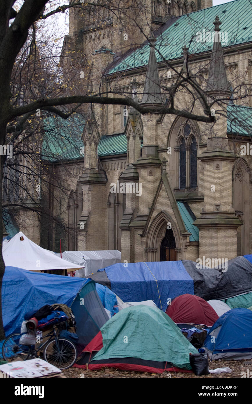 Toronto Ontario, Canada - 21 novembre 2011. Un occupare Toronto protestor balli in St. James Park. Occupare Toronto i manifestanti hanno continuato a sfidare un tribunale ha ordinato ingiunzione che richiede loro di lasciare St. James Park. Per tutto il giorno e la sera la folla nel parco è cresciuto ed è diventato più ribelle. Cooperazione di polizia Foto Stock