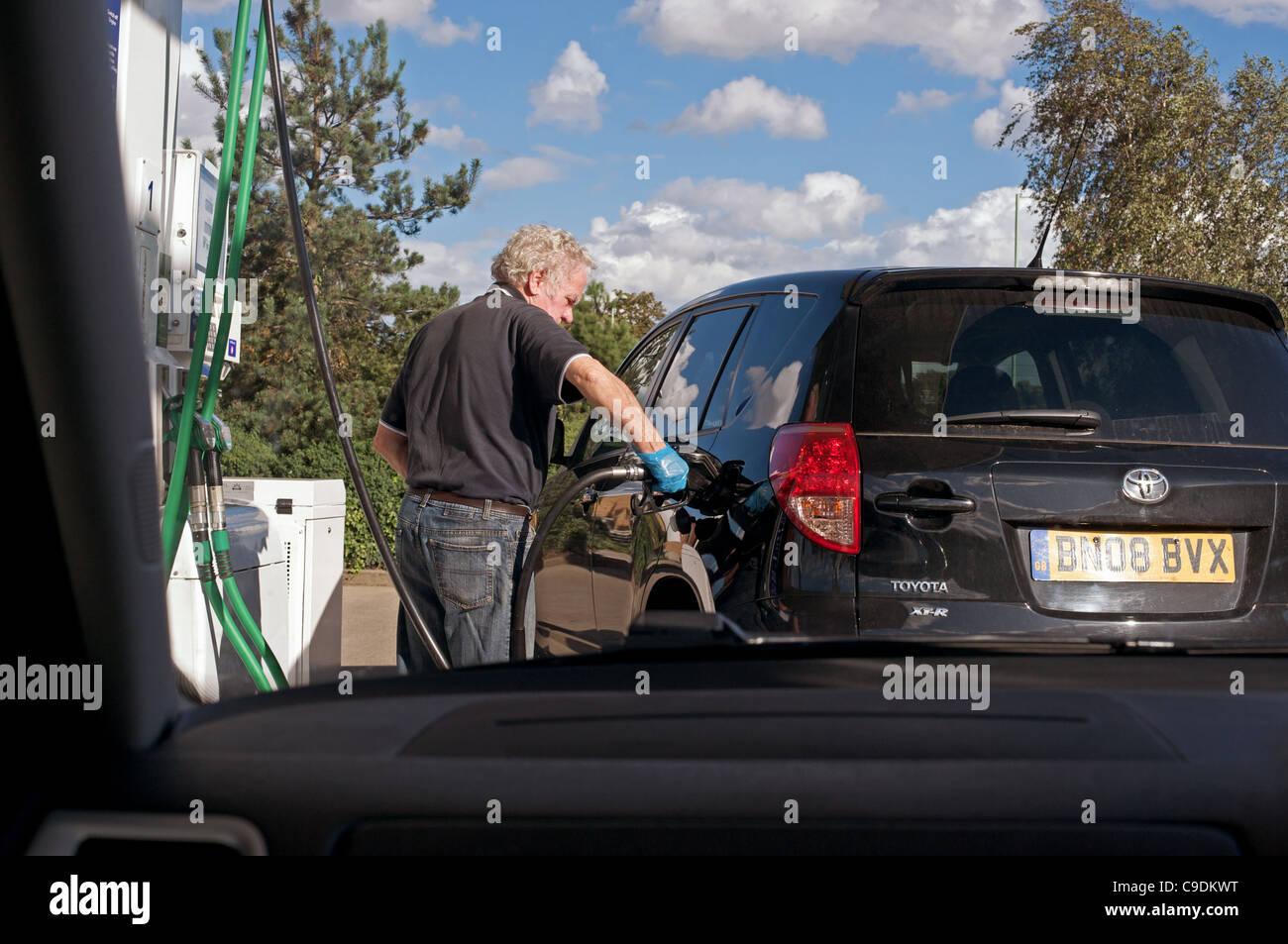 Riempimento del driver a=la sua Toyota 4x4 con carburante Foto Stock