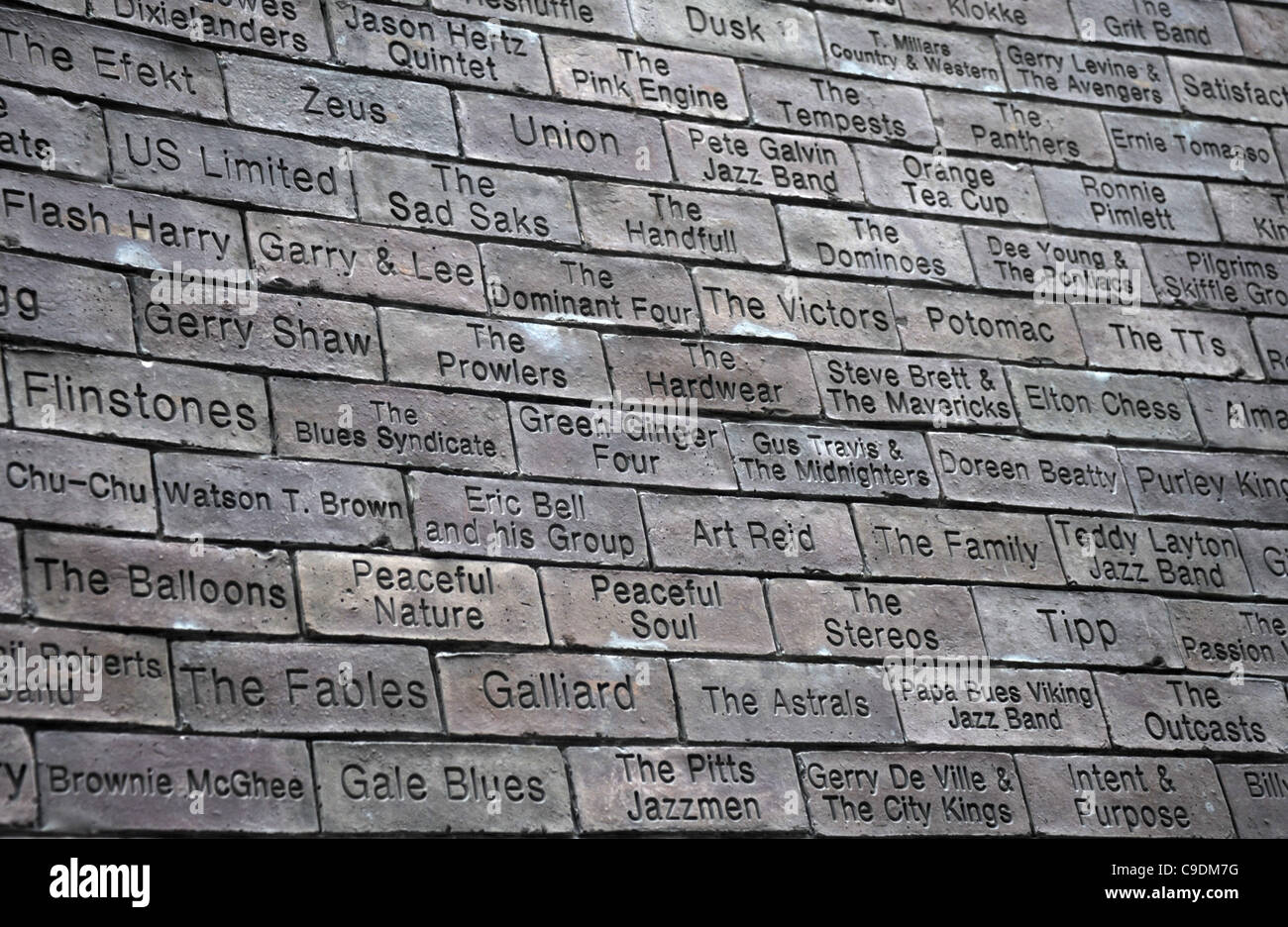 Un muro di mattoni contenente nomi di gruppi pop che hanno giocato al Cavern Club, Liverpool, Merseyside, Gran Bretagna, Regno Unito Foto Stock