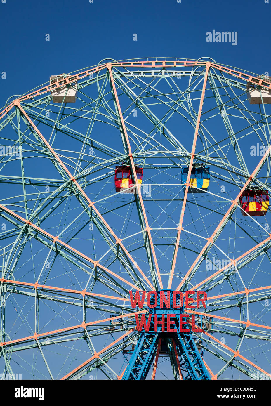 Coney island famosa meraviglia di ruota su un giorno di estate Foto Stock