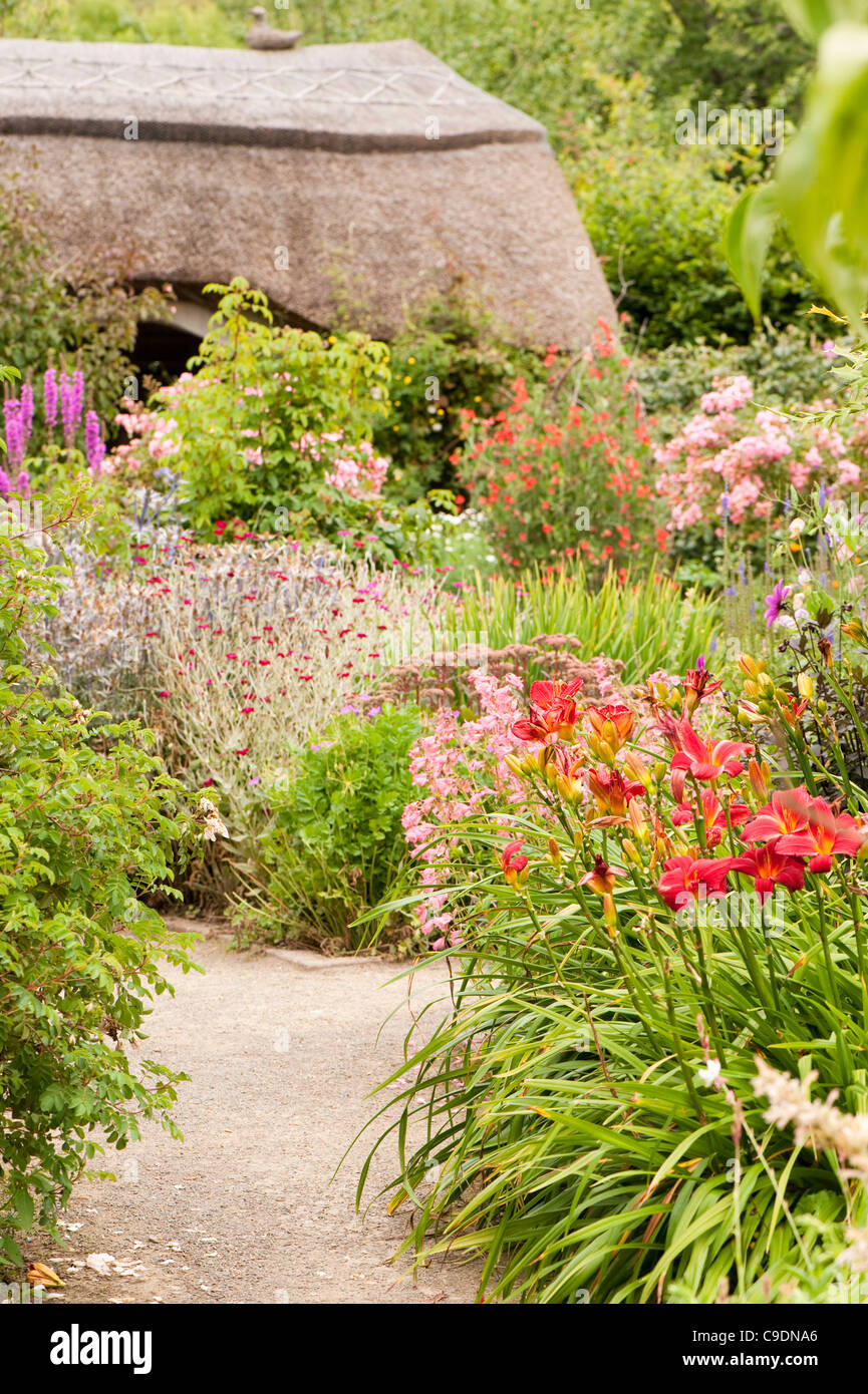 Il Garden cottage in estate, RHS Rosemoor, Devon, Inghilterra, Regno Unito Foto Stock