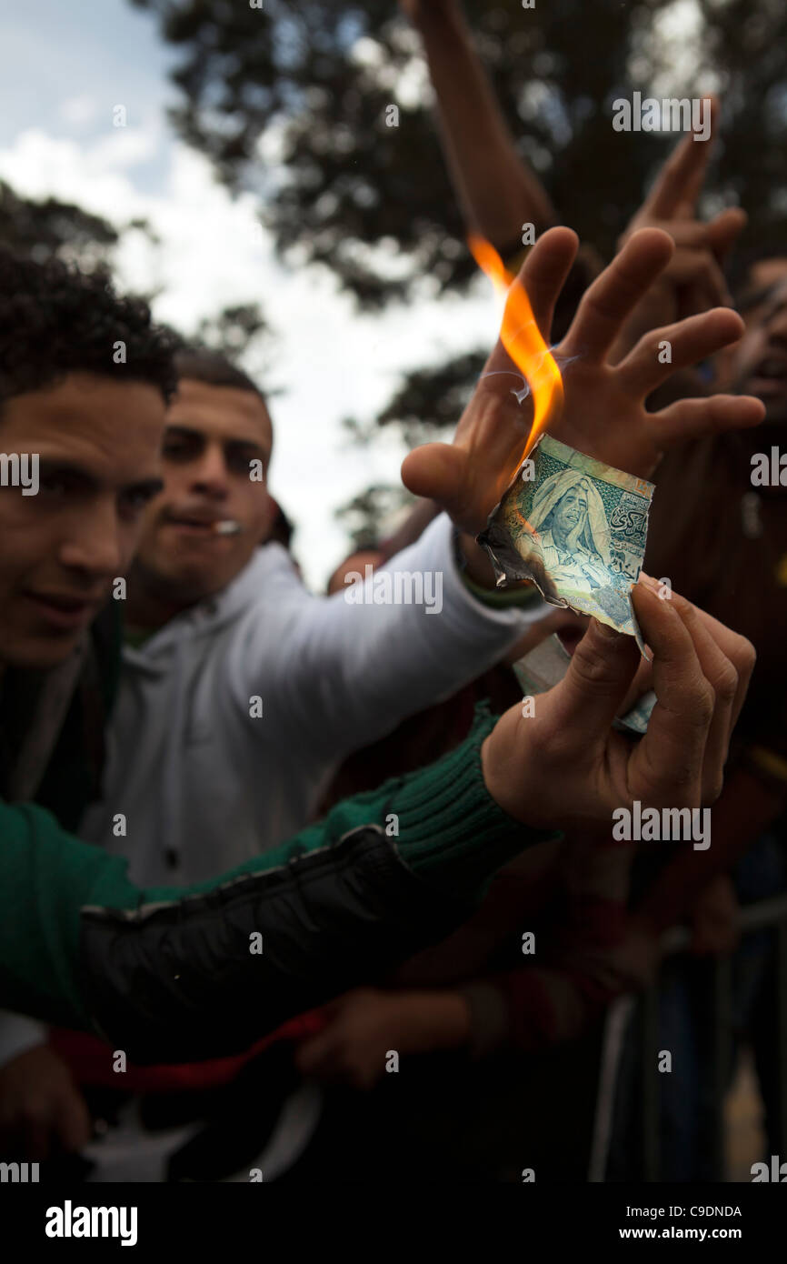 Lipyan espatriati masterizzare Liyan dinari durante la protesta di fronte all Ambasciata libica in Malta Foto Stock