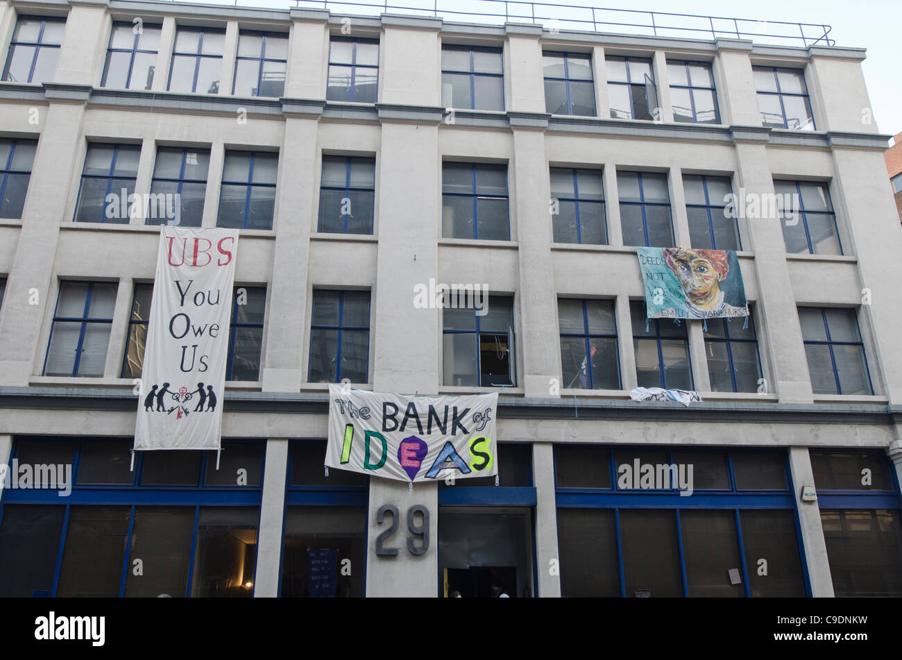 La giustizia economica gli attivisti occupato un ufficio abbandonato il blocco di proprietà della banca UBS ha aperto al pubblico - "banca delle idee" Foto Stock