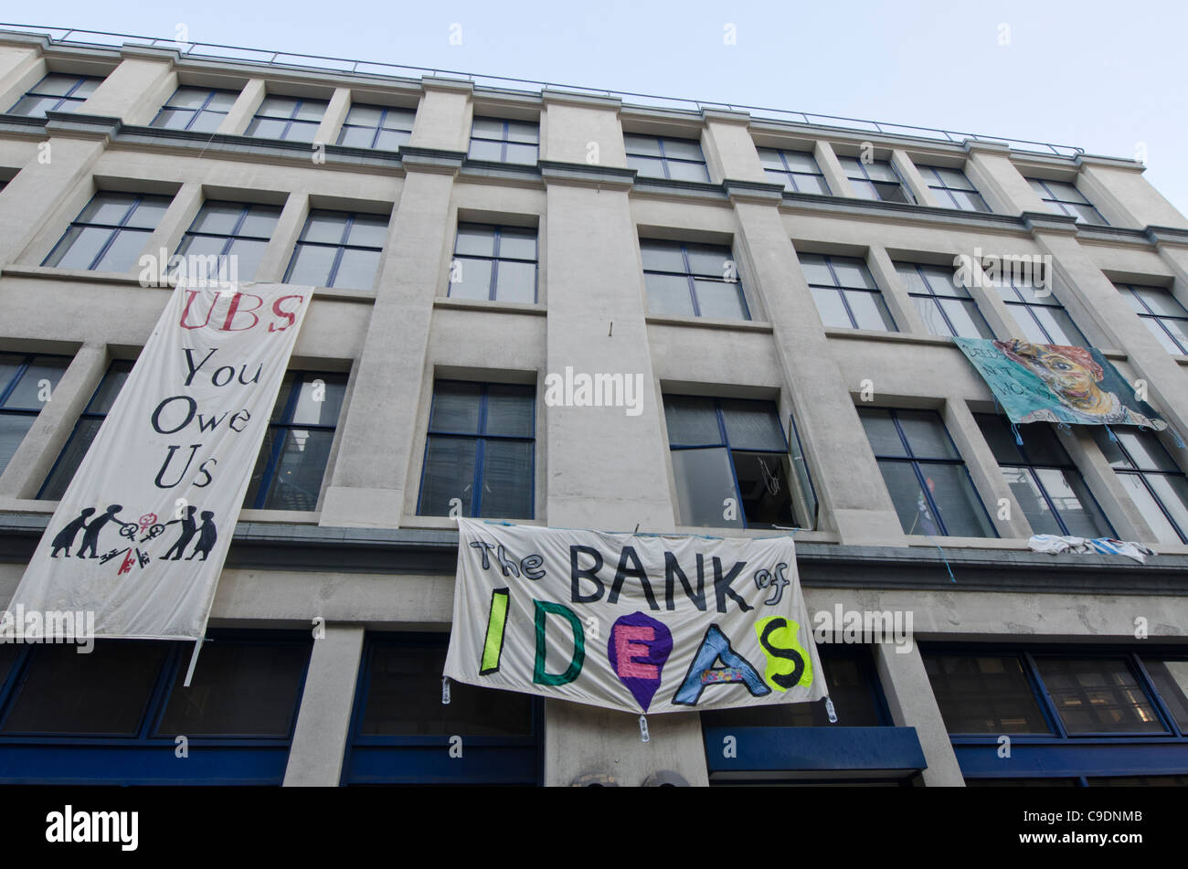 La giustizia economica gli attivisti occupato un ufficio abbandonato il blocco di proprietà della banca UBS ha aperto al pubblico - "banca delle idee" Foto Stock