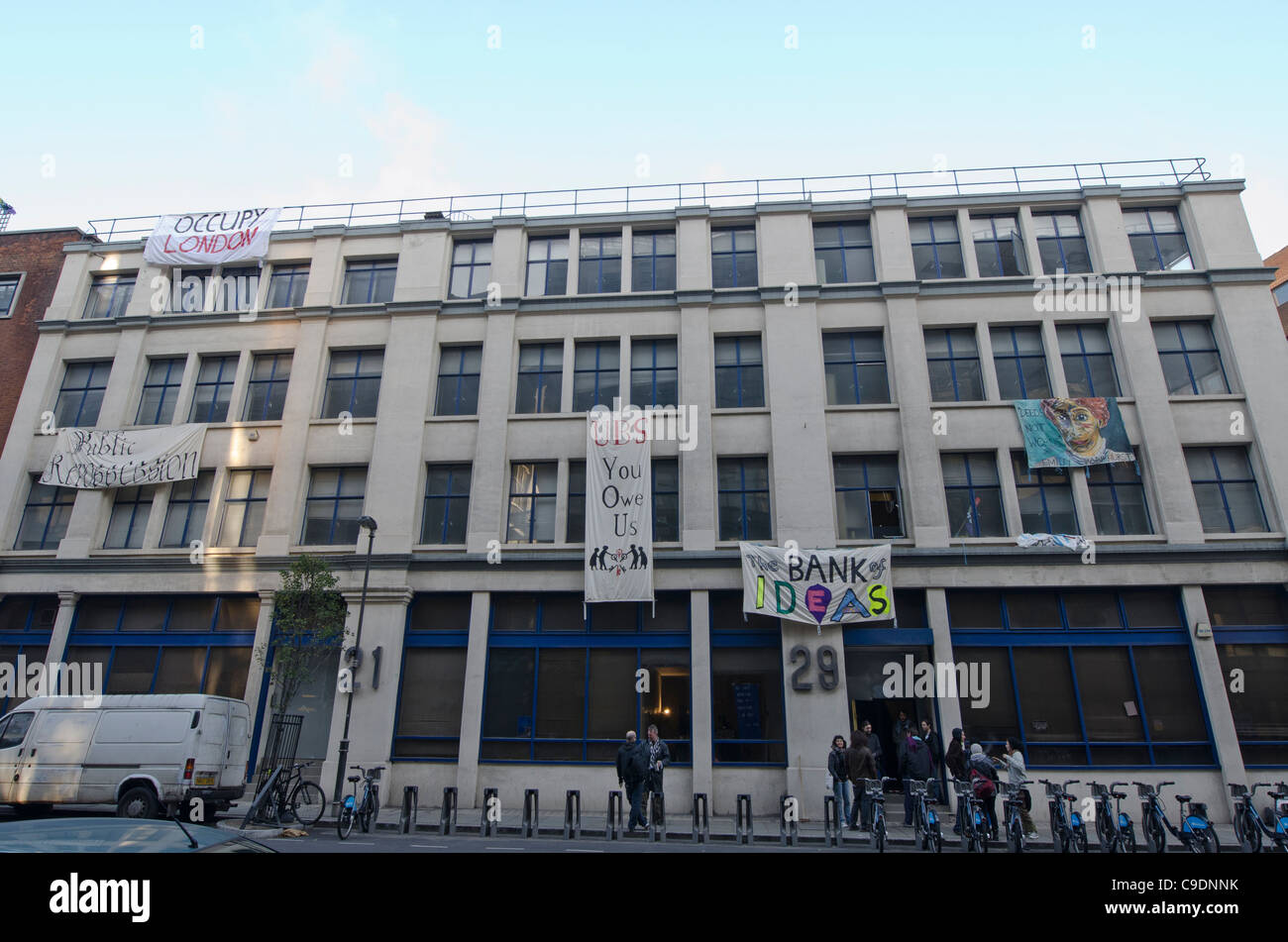 La giustizia economica gli attivisti occupato un ufficio abbandonato il blocco di proprietà della banca UBS ha aperto al pubblico - "banca delle idee" Foto Stock