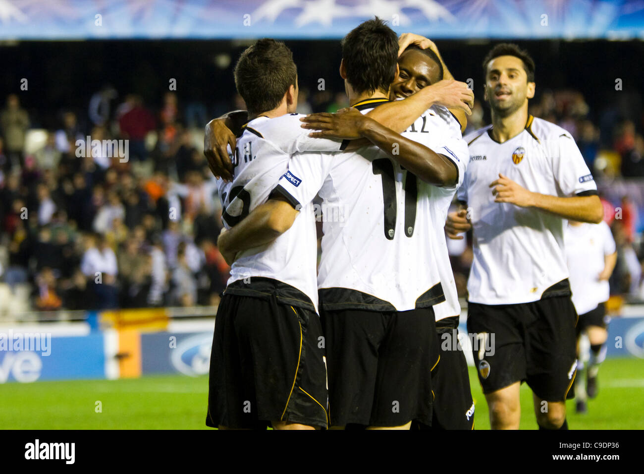 23/11/2011. Valencia, Spagna Partita di calcio tra Valencia Club de Futbol e KRC Genk, Giornata 5, E GRUPPO, Champions League ------------------------------------- un gruppo di giocatori da Valencia CF celebrando il loro 6 ° obiettivo Foto Stock