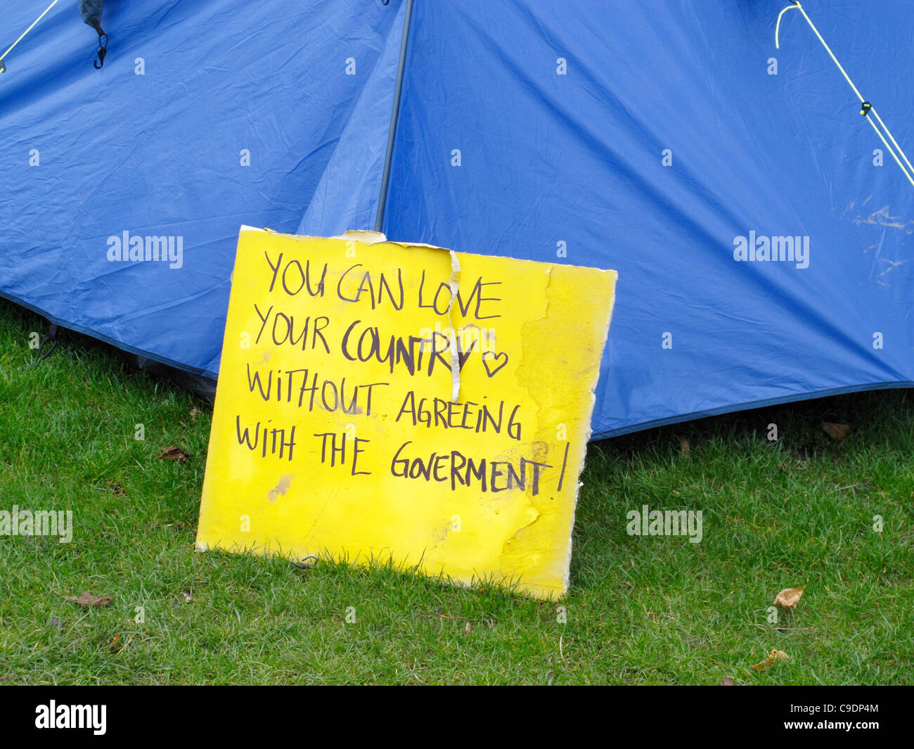 Occupare Exeter anti-capitalismo dimostrazione sul verde Cattedrale di Exeter Regno Unito 22/11/11 Foto Stock