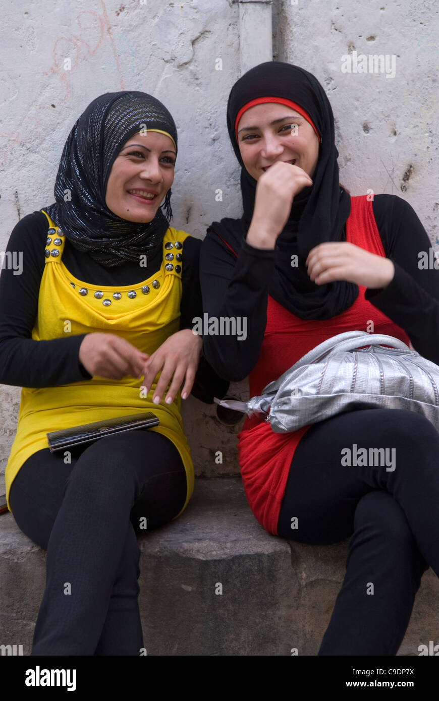 Due giovani donne i rifugiati palestinesi, pneumatico, nel Libano meridionale. Foto Stock