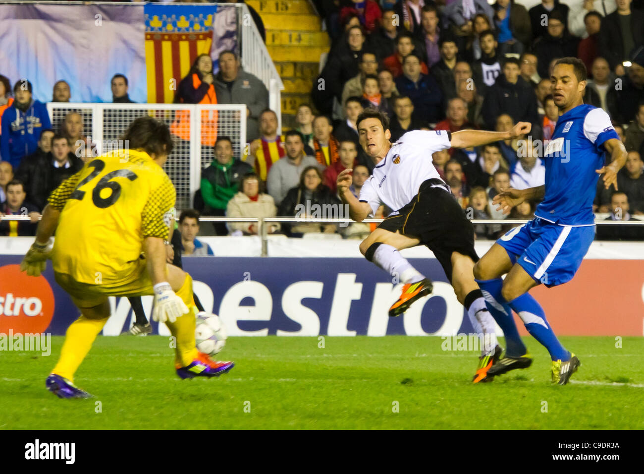 23/11/2011. Valencia, Spagna Partita di calcio tra Valencia Club de Futbol e KRC Genk, Giornata 5, E GRUPPO, Champions League ------------------------------------- Aritz Aduriz scontrino da Valencia CF shhoting la sfera come KRC Genk il portiere lo arresta Foto Stock