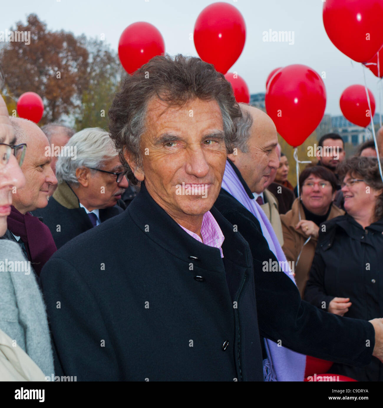 Parigi, Francia, Jack Lang, ex ministro della Cultura dei socialisti (sotto Mitter-rand) Ritratto su strada con Red Balloons, Partito socialista del lavoro Foto Stock