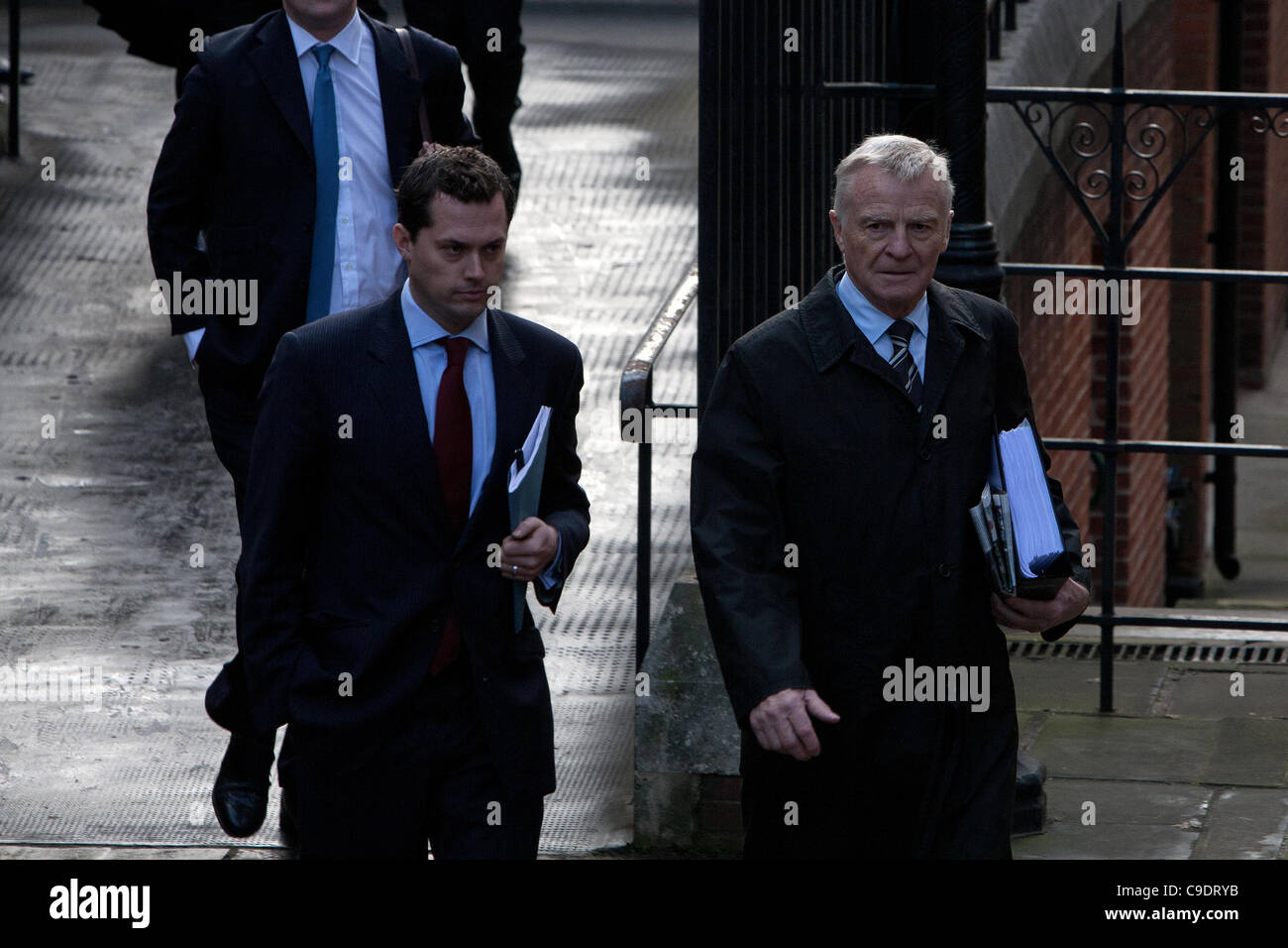 Londra, UK, 24/11/2011. Max Mosely, ex presidente della Federazione Internationale de l'Automobile (FIA), arriva al Royal Courts of Justice per dare evidenza al Leveson indagine. Foto Stock