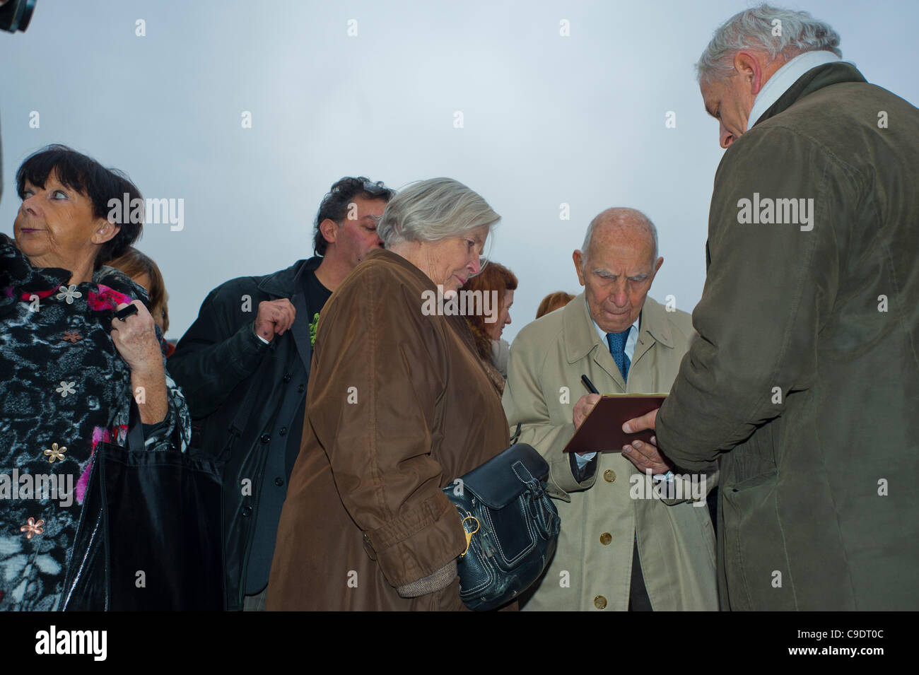 Parigi, Francia, Stephene Hessel, scrittore francese all'homage Memorial di Daniele Mitter-rand, anziani cresciuti Foto Stock