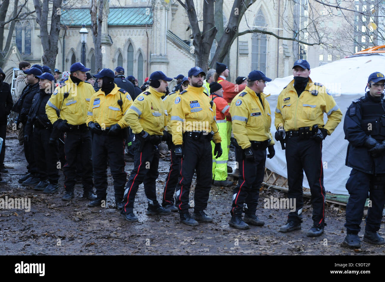 Novembre 23, 2011, che avvolge lo sfratto, Toronto City lavoratori, circondato da forze di polizia, i sostenitori di protesta e media people, smantellare la libreria yurt, l'ultimo residuo occupano la struttura di movimento a St. James Park. La polizia di Toronto, servizio comunale personale di opere e coordinatori di protesta sono al Foto Stock