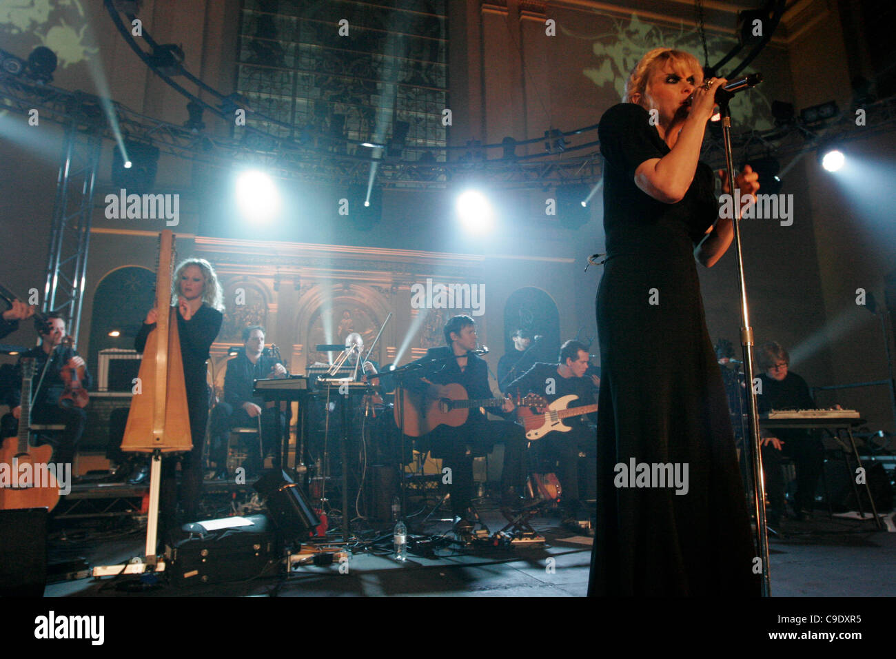 Londra, UK, 25/11/2011. Goldfrapp suonare dal vivo presso la Mencap poco rumore sessioni nella chiesa di San Giovanni a Hackney, Londra. La manifestazione è il quarto di sei concerti consecutivi da vari artisti in aiuto di Mencap, una carità di lavorare con persone con disabilità di apprendimento, le loro famiglie e i loro accompagnatori. Foto Stock