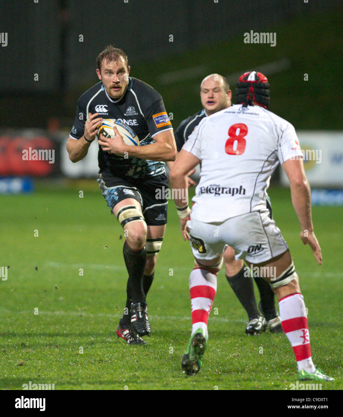 25.11.2011 RaboDirect PRO12 Rugby Union dal Firhill Stadium di Glasgow, Scozia. Glasgow Warriors v Ulster. Al kellock si prepara a prendere su Pedrie Wannenburg Foto Stock
