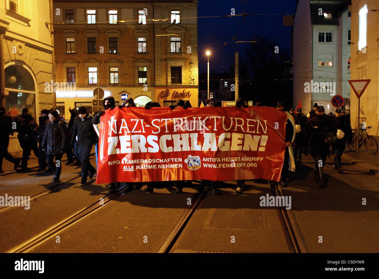 I partecipanti anti-fascisti hanno una bandiera in tedesco "strutture naziste mash" durante un raduno contro l'estremismo di destra e il centro di partito Neo nazista NPD a Lipsia Germania Foto Stock