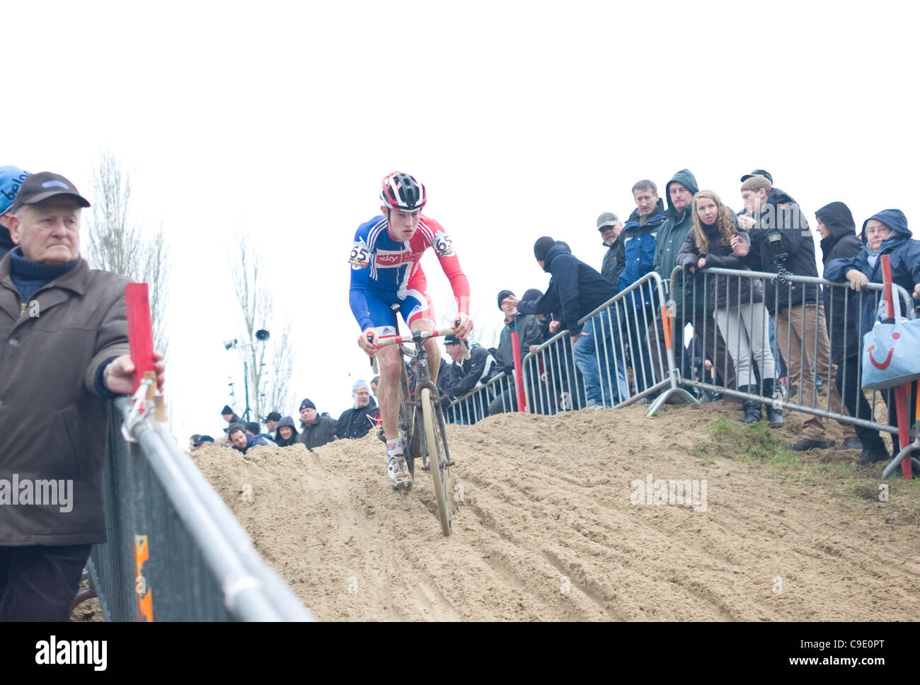 British ciclista, Jack Clarkson in U23 ciclocross World Cup round 3, in koksijde, Belgio, il 26 novembre 2011. La Clarkson finito di 56th globale. Foto Stock