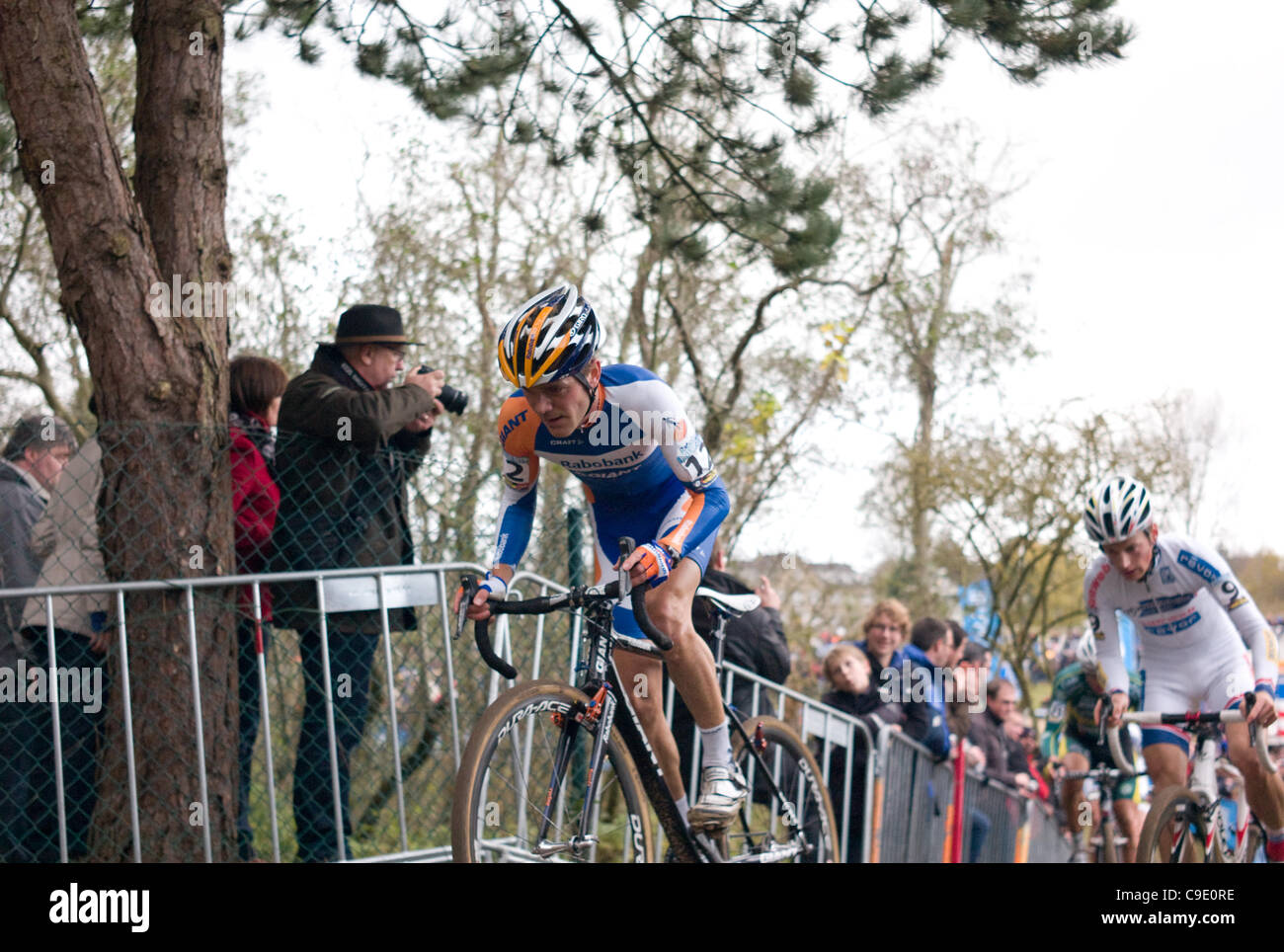 3 ° posto finisher, Bart Aernouts (Rabobank) conduce la leader di Coppa del Mondo e 2 ° posto finisher, Kevin Pauwels negli ultimi giri del ciclocross World Cup round 3, in koksijde, Belgio, il 26 novembre 2011 Foto Stock