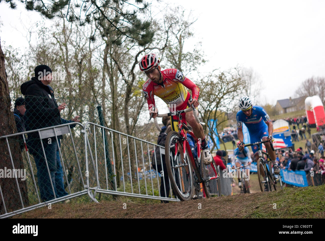 Ciclista britannico, Ian Campo (GBR) Hargroves cicli, conduce Enrico Franzoi (Ita) nel ciclo-cross World Cup round 3, in koksijde, Belgio, il 26 novembre 2011. Campo 22 finito nel complesso finito Franzio 13th. Foto Stock