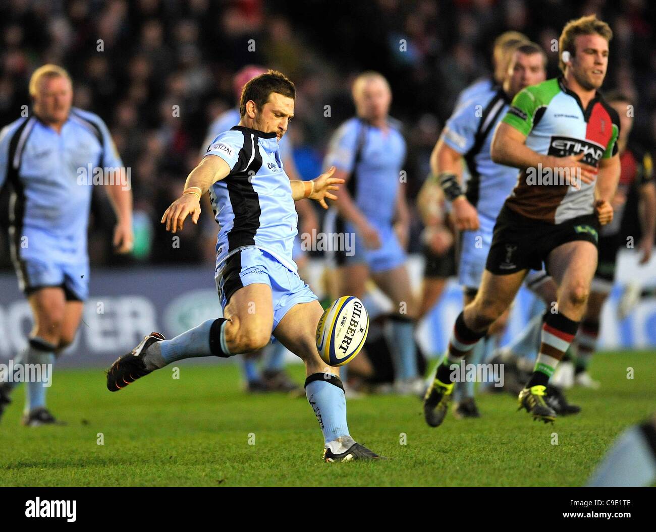 27.11.11 Twickenham, Inghilterra. Jimmy Gopperth di Newcastle Falcons calci per posizione durante la Aviva Premiership match tra arlecchini vs Newcastle Falcon a Twickenham Stoop , Londra , Inghilterra Foto Stock