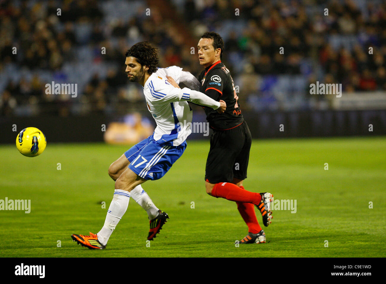 27.11.2011 ,Zaragoza,Spagna,Real Zaragozas Lafita e Trochowski Sevillas competere per la palla durante il campionato spagnolo partita di calcio tra il Real Zaragoza e Sevilla ha suonato presso il La Romareda Stadium. Foto Stock