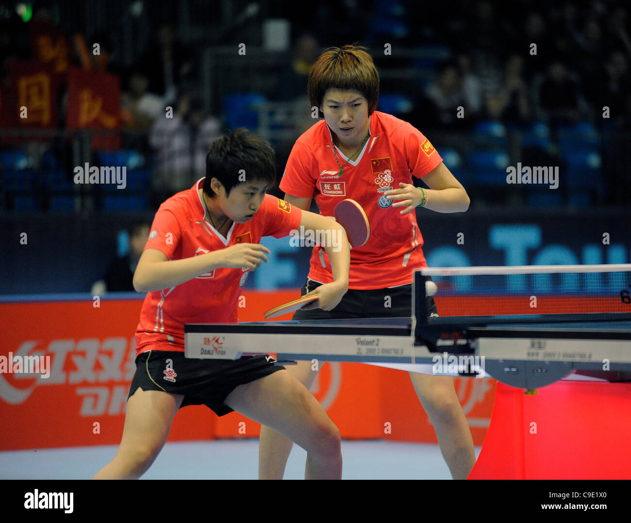 Yue GUO (CHN) e li Xiaoxia (CHN) durante la ITTF Tennis da tavolo Tour Grand Finals, centro ExCel di Londra, Inghilterra Novembre 27, 2011. Guo e li ha vinto il doppio femminile titolo. Foto Stock