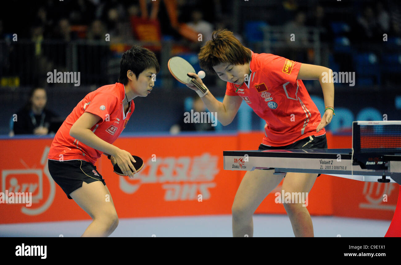 Yue GUO (CHN) e li Xiaoxia (CHN) durante la ITTF Tennis da tavolo Tour Grand Finals, centro ExCel di Londra, Inghilterra Novembre 27, 2011. Guo e li ha vinto il doppio femminile titolo. Foto Stock