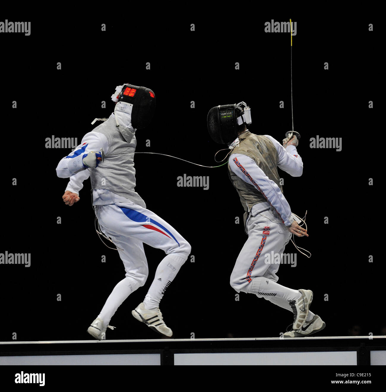 Brice GUYART (FRA) [sinistra] v Keith COOK (GBR) [destra] durante l'uomo foil concorrenza a Londra prepara Olympic Evento di prova, centro ExCel di Londra, Inghilterra Novembre 27, 2011. Foto Stock