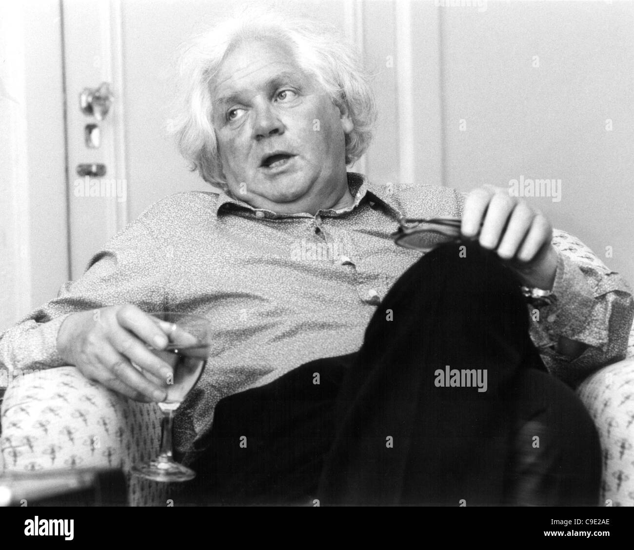 FILE foto: London 1980. British film del regista Ken Russell, chi è stato Oscar-nominato per il suo film 1969 donne in amore, è morto. Suo figlio Alex, detto morì serenamente nel suo sonno in un ospedale di Domenica, 27 novembre 2011 all'età di 84. Russell è visto in posa per un ritratto nel Dorchester Hote Foto Stock