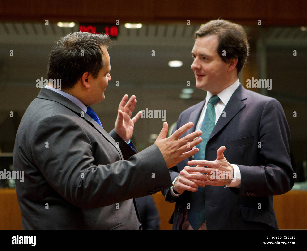 Foto della riunione di ECOFIN dei Ministri europei delle Finanze erano da sinistra a destra Jan Kees de Jager il ministro delle Finanze dei Paesi Bassi con il Cancelliere dello scacchiere britannico George Osborne Jan Kees de Jager, ministro delle Finanze, Paesi Bassi con il Cancelliere dello scacchiere britannico, George Osborne. Foto: Peter Cavanagh. Foto Stock