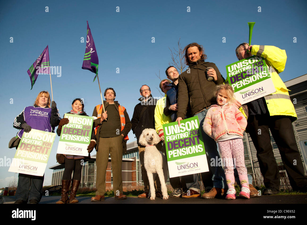 Aberystwyth, Regno Unito, novembre 30th, 2011. Unison europea membri di picchetti al di fuori degli uffici di Ceredigion County Council, Aberystwyth. Si stima che oltre 2 milioni di euro nel settore pubblico i membri dell'Unione è andato in una giornata di sciopero per protestare contro le minacce alla loro pensione. Foto Stock