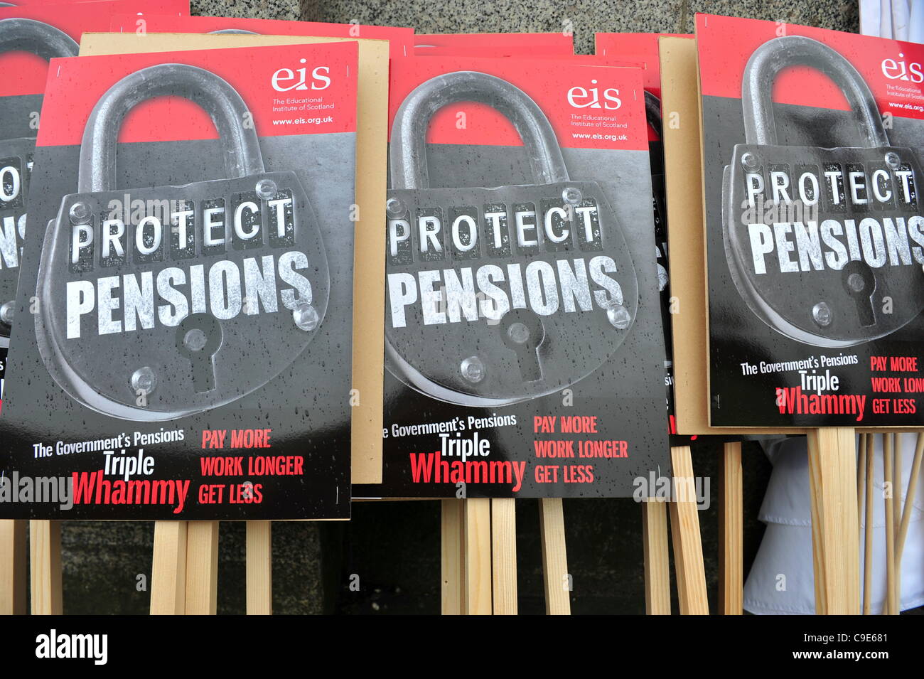 Glasgow, Regno Unito, 30 novembre 2011. I percussori' cartelloni appoggiarsi contro la parete a Glasgow presso il punto di raccolta in via navetta messa prima di marzo. Un numero stimato di due milioni di settore pubblico i membri dell'Unione unita una giornata di sciopero per protestare contro le minacce alla loro pensione. Foto Stock