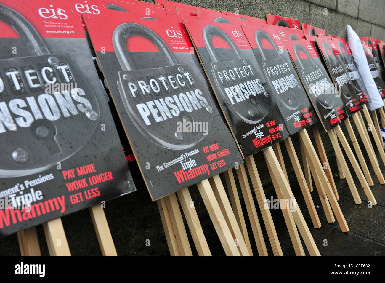 Glasgow, Regno Unito, 30 novembre 2011. I percussori' cartelloni appoggiarsi contro la parete a Glasgow presso il punto di raccolta in via navetta messa prima di marzo. Un numero stimato di due milioni di settore pubblico i membri dell'Unione unita una giornata di sciopero per protestare contro le minacce alla loro pensione. Foto Stock