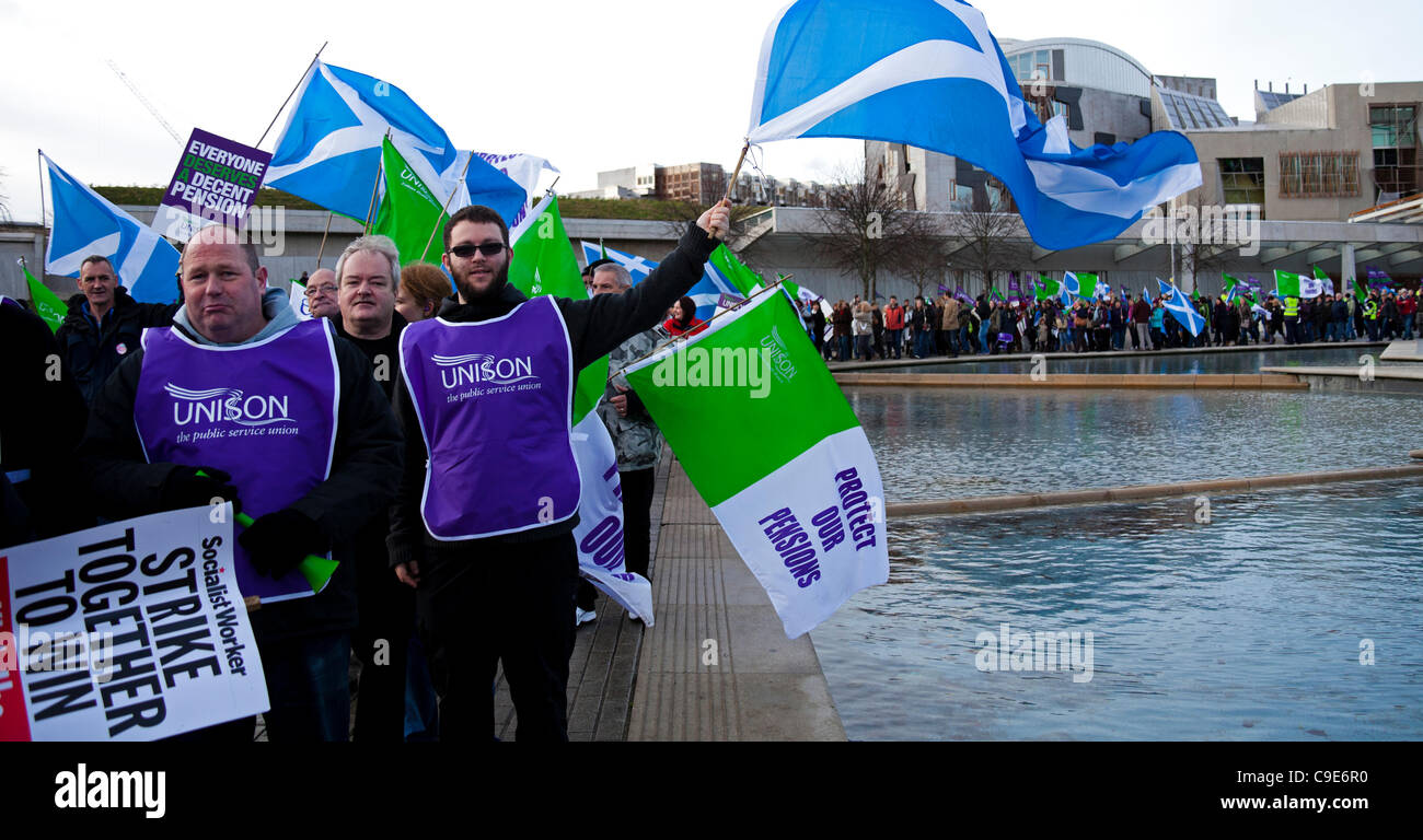 Edinburgh, Regno Unito. 30 Novembre, 2011. I lavoratori del settore pubblico e di membri dell'unione del passato di marzo il Parlamento nel centro cittã di Edimburgo durante un giorno di scioperi contro le modifiche previste per i piani pensionistici e la riduzione di finanziamenti. Un numero stimato di due milioni di settore pubblico i membri dell'Unione hanno preso parte in tutto il Regno Unito. Foto Stock